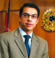 "Insider" chega à Justiça