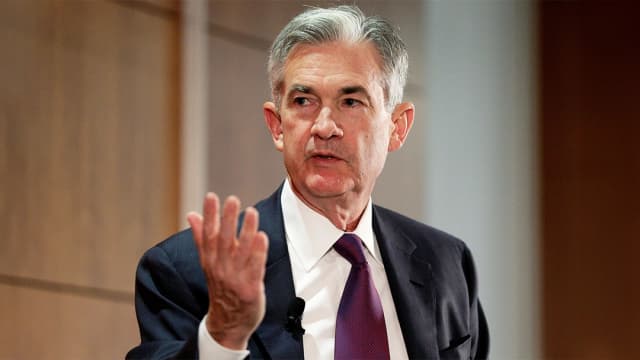 Powell diz que precisa de mais dados para cortar juros, mas mostra confiança com a inflação