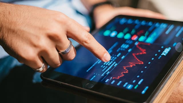 Bolsas caem de olho nas incertezas fiscais e juros americanos