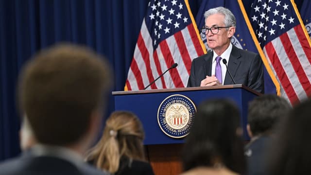 Powell sinaliza adiamento de corte de juros após surpresas na inflação