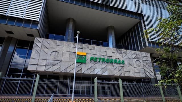 Mercado começa a precificar riscos mais elevados após troca no comando da Petrobras