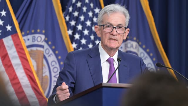 Powell reitera a probabilidade de manter os juros altos por mais tempo