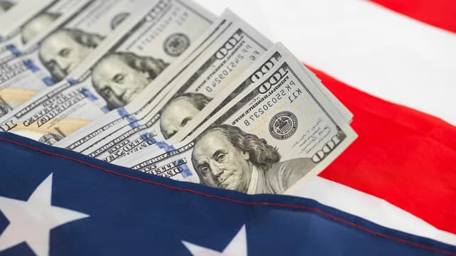 Atividade empresarial nos EUA expande ao máximo em dois anos, preços sobem
