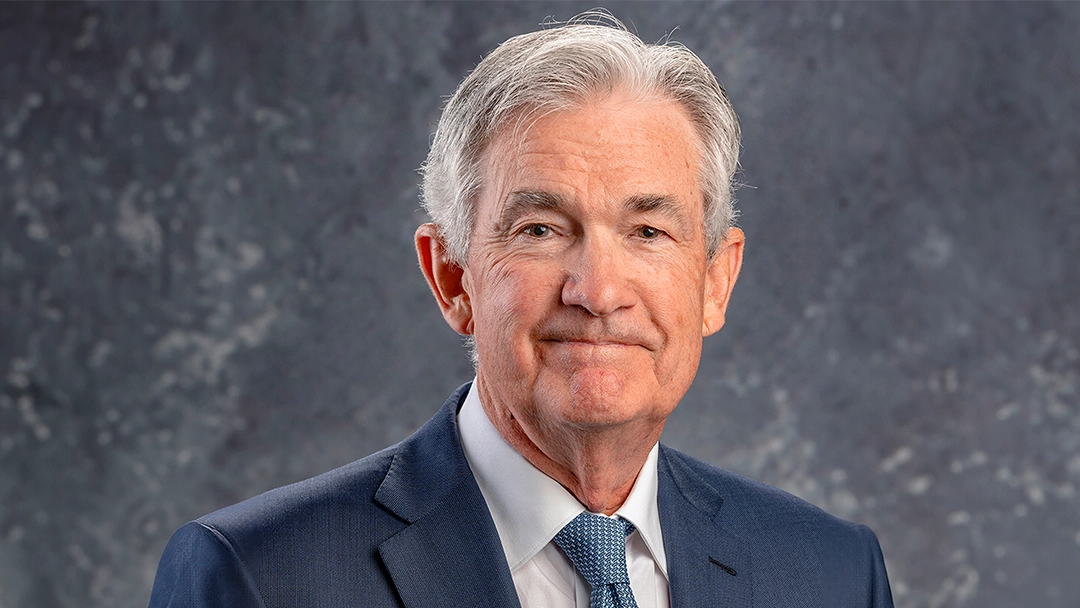 Powell reforça política restritiva e diz ser necessário mais dados para cortar juros