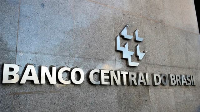 Mercado de trabalho e consumo das famílias explicam Selic mantida em 10,50%, diz ata do Copom