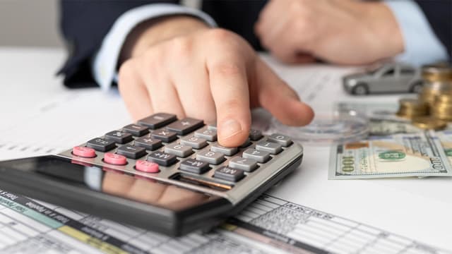 XP eleva projeção para câmbio e inflação em 2024; dólar à vista recua mais de 1%