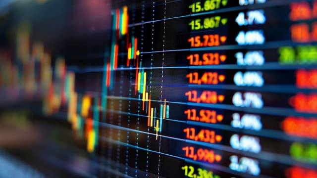 Mercado de ações sobe nos EUA; traders elevam apostam em corte maior do Fed