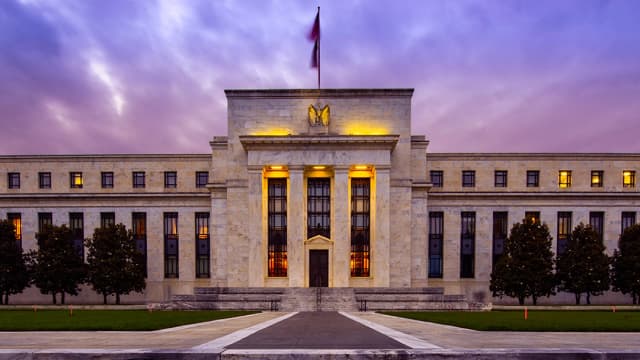 Fed reduz juros e sinaliza menos cortes em 2025
