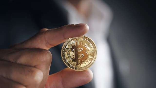Bitcoin recua após fuga de investidores dos ETFs negociados em bolsa americana