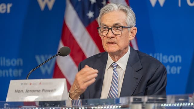 Fed corta juros com três votos dissidentes e projeta um corte em 2026