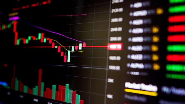 Bolsas americanas têm forte recuo com expectativa de recessão; no Brasil, dólar sobe