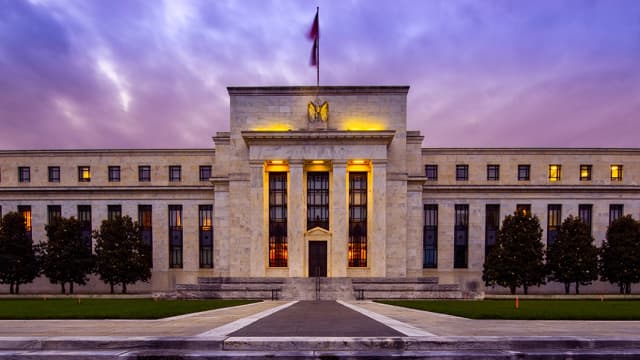 Tarifas de Trump jogam luz sobre política monetária e mercados renovam queda 