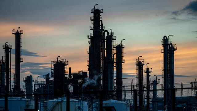 Petróleo mantém forte alta por conflito no Oriente Médio, e Petrobras segura Ibovespa