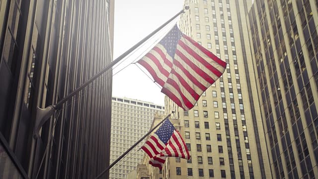 Ações dos EUA sofrem impacto curto após Trump negar plano de demissão de Powell