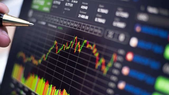 Cenário político gera volatilidade e Ibovespa recua 1,64%
