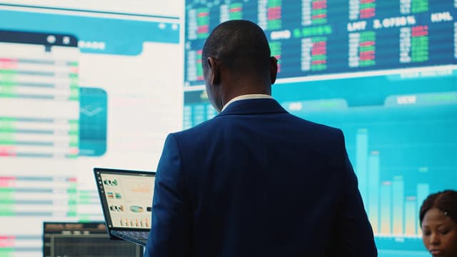Empresas americanas, como Apple e Alphabet, recompram suas ações em ritmo recorde
