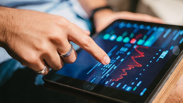 Dólar deve registrar maior queda semanal em um mês 