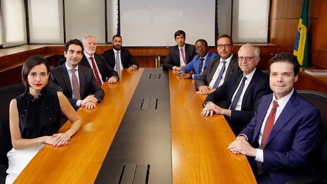 Copom mantém Selic a 15%, sem descartar nova elevação “se apropriado”; juro real vai a 9,74%