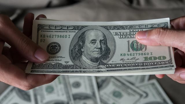 EUA: Dólar sobe após Fed não confirmar corte de juros em dezembro