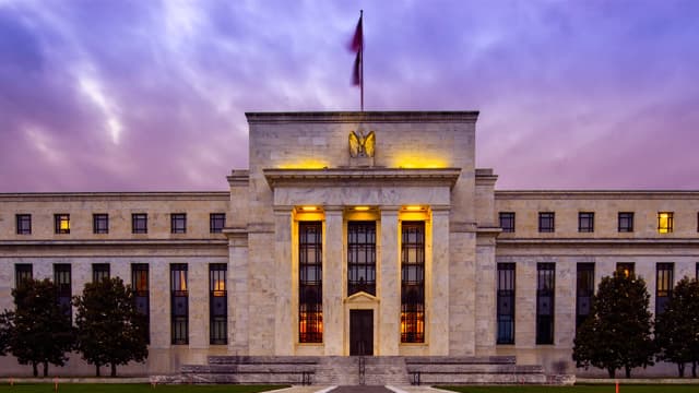 Investidores apostam em terceiro corte de juros pelo Fed em 2026, com a inflação em queda