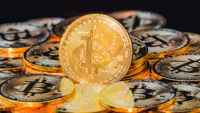 Queda do bitcoin apaga ganhos acumulados desde o início do ano