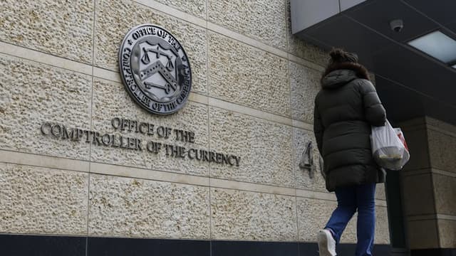 Flexibilização regulatória deve fortalecer bancos frente ao crédito privado, diz agência dos EUA