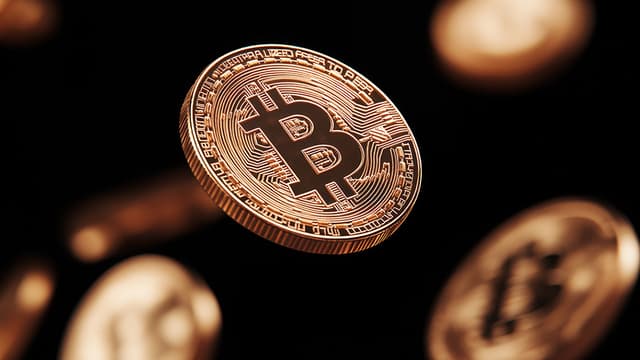 Bitcoin cai 50%: o que explica a queda?